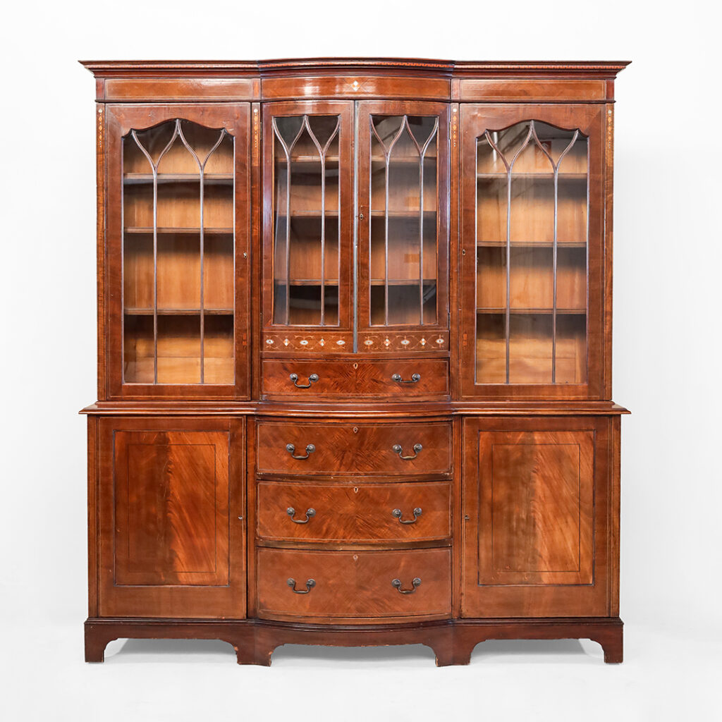 Antiker Bücherschrank mit Breakfront